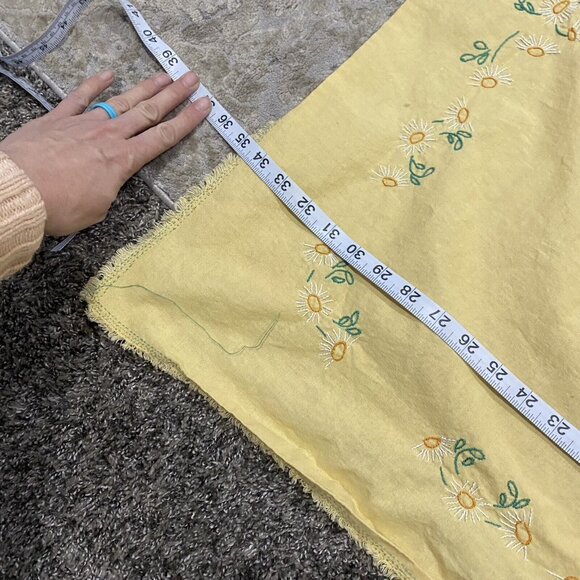 Vintage 35” Table Linen Centerpiece Yellow Floral Embroidered Border Spring Tea - Picture 2 of 3